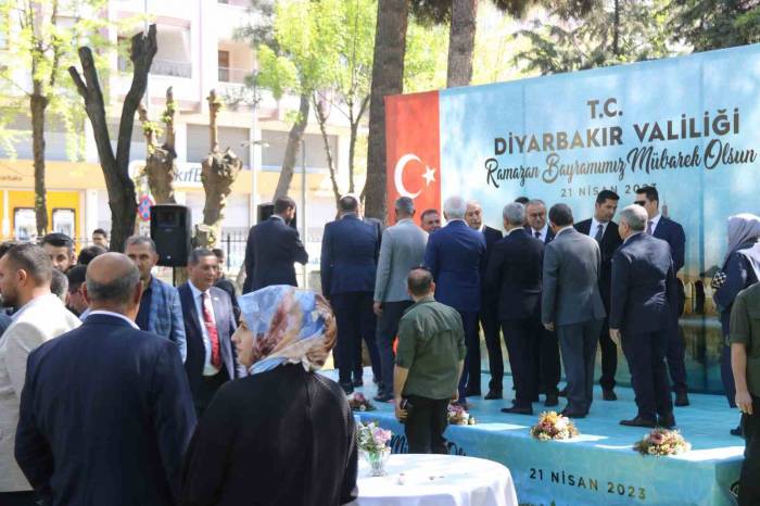 Diyarbakır Valisi Su, Vatandaşlarla Bayramlaştı