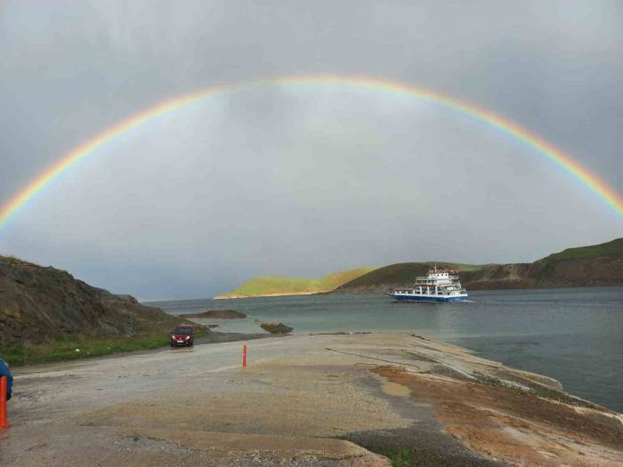 Feribot Ve Göl Manzarasıyla Bütünleşen Çifte Gökkuşağı Görsel Şölen Oluşturdu