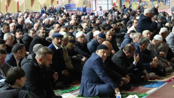 Paris’te 2 Bin Müslüman Bayram Namazını Kapalı Spor Salonunda Kıldı