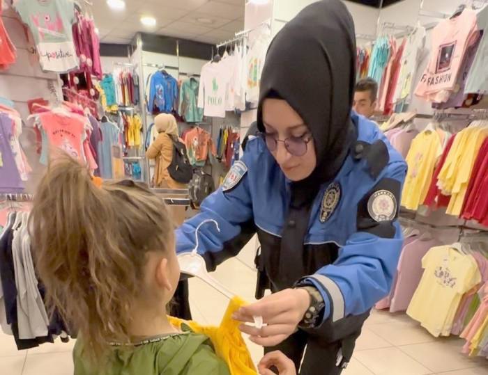 Hakkari Polisi İhtiyaç Sahibi Çocukları Giydirdi