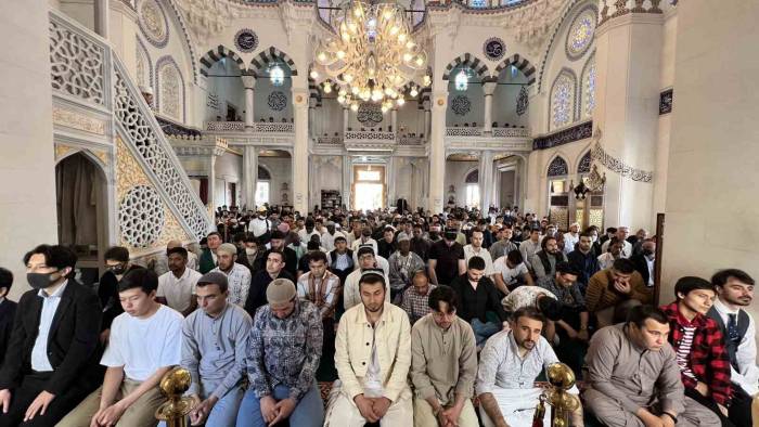 Tokyo Camii’nde Bayram Namazı 2 Kez Kılındı
