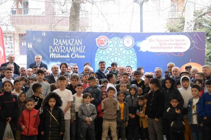 Şekerler Ve Harçlıklar Kahramankazan Belediye Başkanı Serhat Oğuz’dan