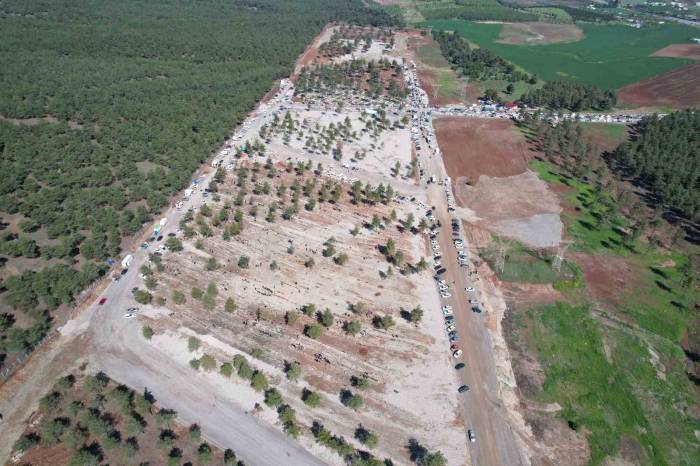Depremin Merkez Üssünde Mezarlıklarda Duygu Dolu Bayram Ziyareti