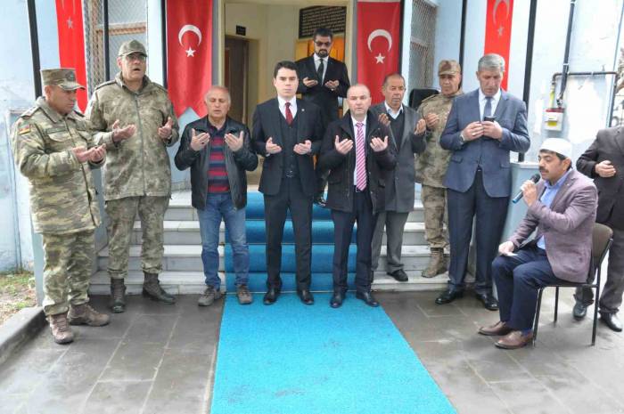 Kars’ta Protokolden Şehitliğe Bayram Ziyareti