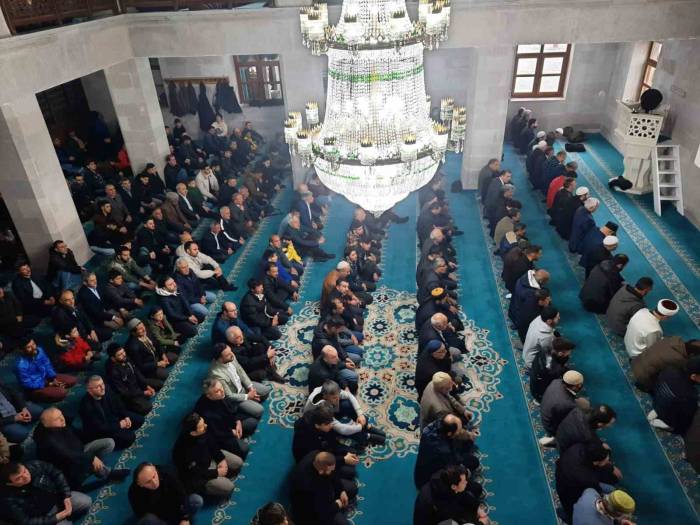 Kars’ta Bayram Namazında Camiler Doldu Taştı