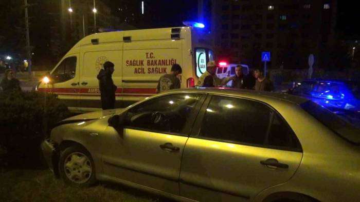 İki Otomobil Kavşakta Çarpıştı: 2 Yaralı