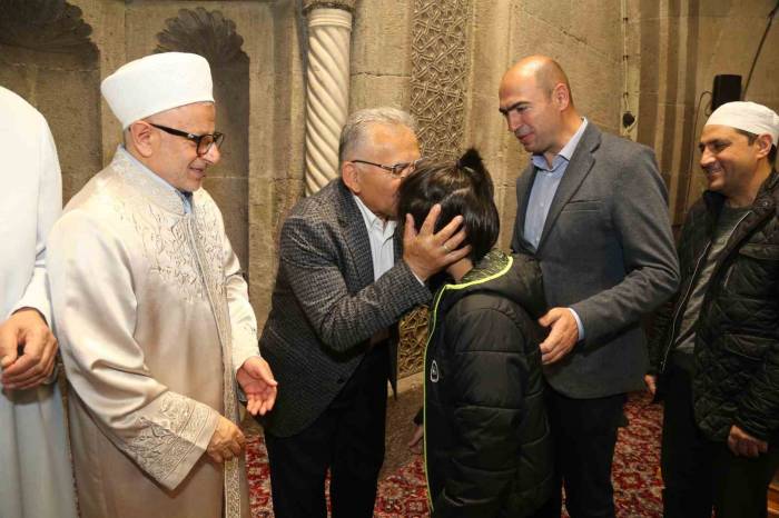 Başkan Büyükkılıç, Bayram Namazı Sonrası Vatandaşla Bayramlaştı