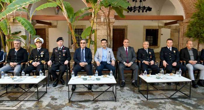 Kuşadası’nda İlçe Protokolü Vatandaşlar İle Bayramlaştı