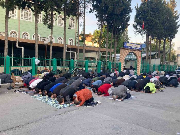 İzmirliler Bayram Namazı İçin Camilere Akın Etti