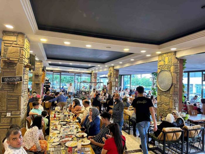 Adanalılar Bayramda Da Kebaptan Vazgeçmedi