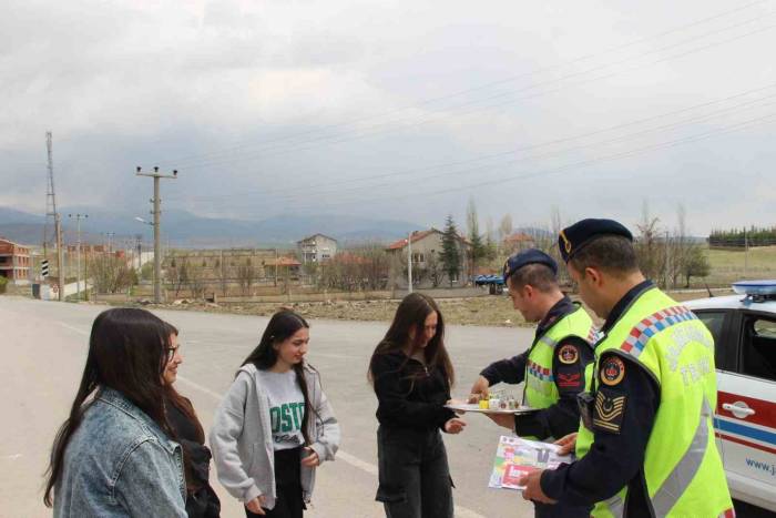 Jandarma Bayram Denetimini Lokumlu Ve Kolonyalı Yaptı