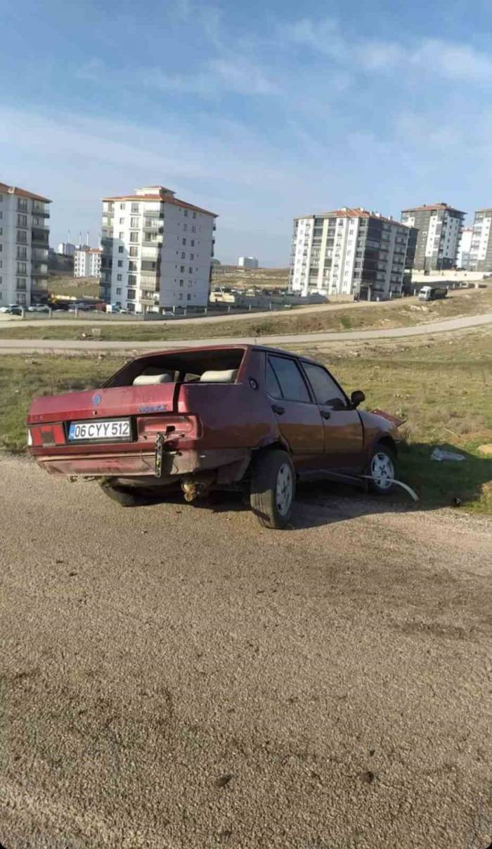 Kontrolden Çıkan Otomobil Elektrik Direğine Çarptı: 1 Yaralı
