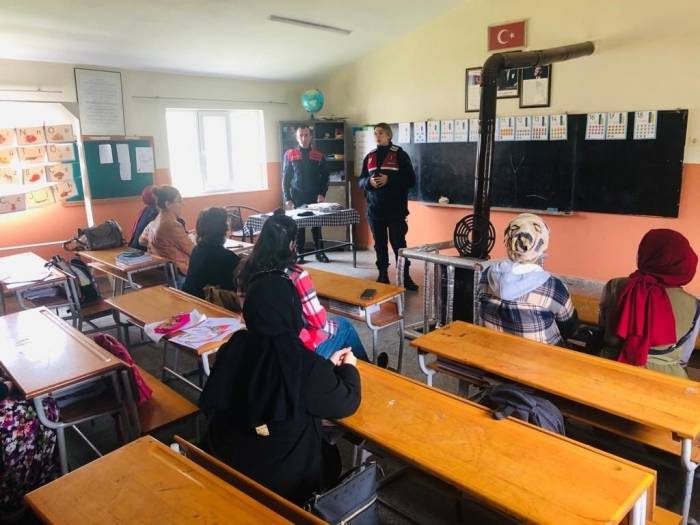 Jandarma Ekipleri Kadınları Bilgilendirmeye Devam Ediyor