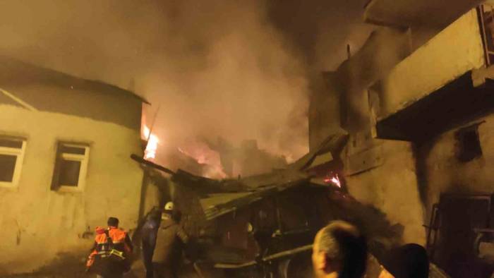 Bayburt’ta Köydeki 3 Ev, 6 Ahır Ve 4 Samanlık Yandı