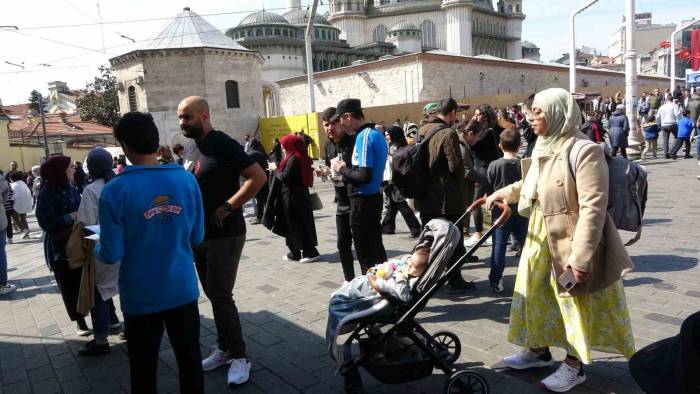 Bayram Nedeniyle Vatandaşlar Taksim’e Akın Etti