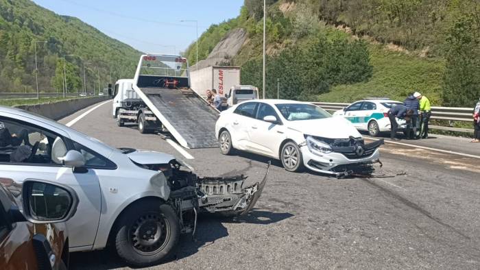 Bolu’da Zincirleme Trafik Kazası, Tem Otoyolu Trafiğe Kapandı
