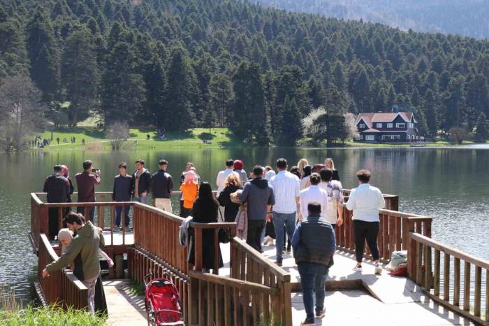 Ramazan Bayramı’nın İkinci Gününde Tatilciler Gölcük Tabiat Parkı’na Akın Etti