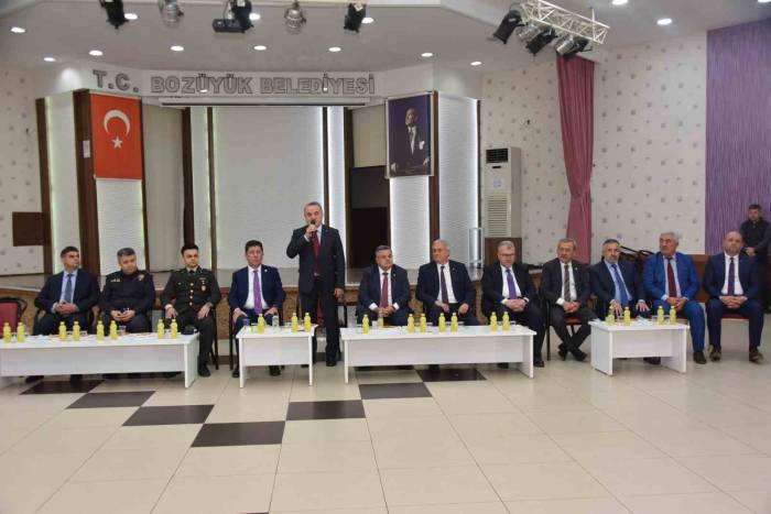 Bozüyük’te Protokol Ve Vatandaşlar Düzenlenen Törenle Bayramlaştı