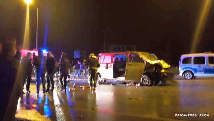 Otomobil İle Midibüs Çarpıştı: 3 Ölü