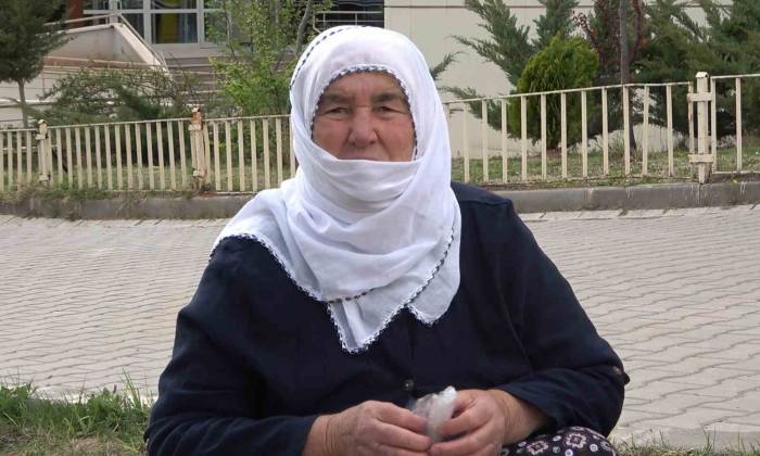 Bayramı Buruk Geçiren Depremzede Nine O Günü Anlattı: "oğlum Beni Hükümete Teslim Et"