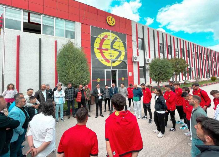 Eskişehirsporlu Yönetici Ve Futbolcular Bayramlaştı