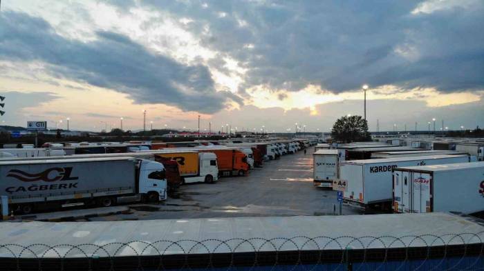 Kapıkule’de Avrupa’ya Gidecek Tır Sürücüleri, Bayramı Ailelerinden Uzakta Geçiriyor