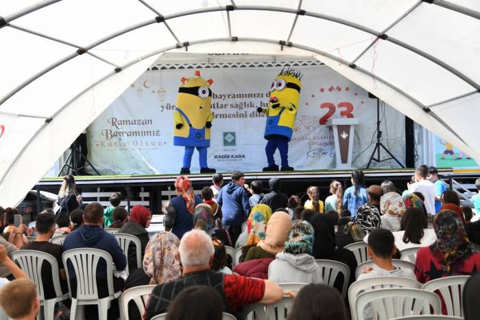 Osmaniye’de Depremzede Çocukların "minyonlar" Keyfi
