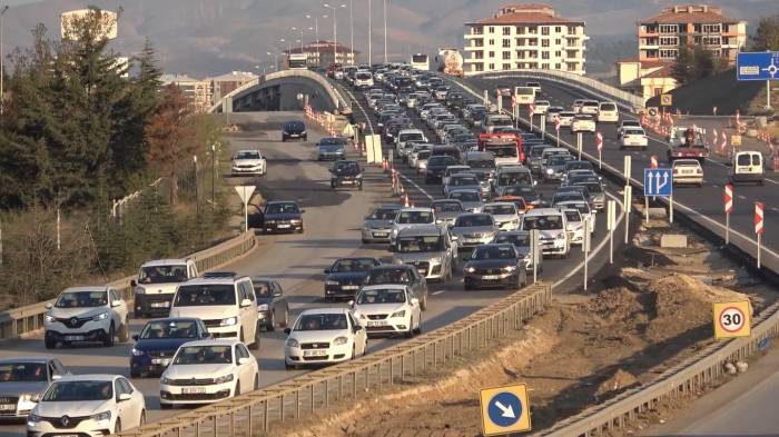 43 İlin Geçiş Güzergahında Trafik Kilit: Tatilciler Dönüş Yoluna Geçti
