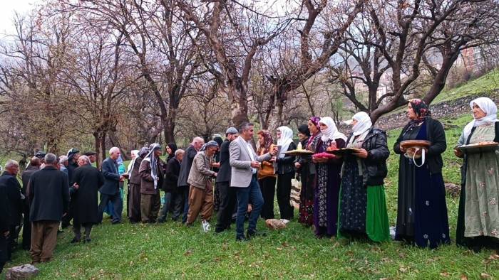 Beytüşşebap’ta Kadınların Mezarlık Geleneği Devam Ediyor