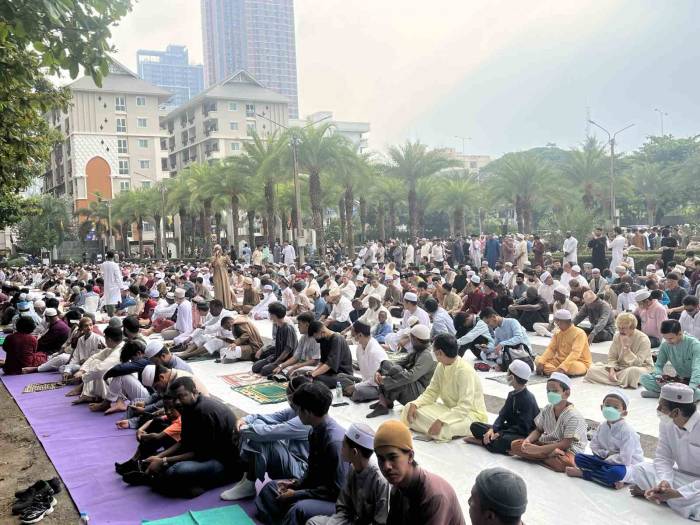 Tayland’da Bayram Namazına Yoğun İlgi