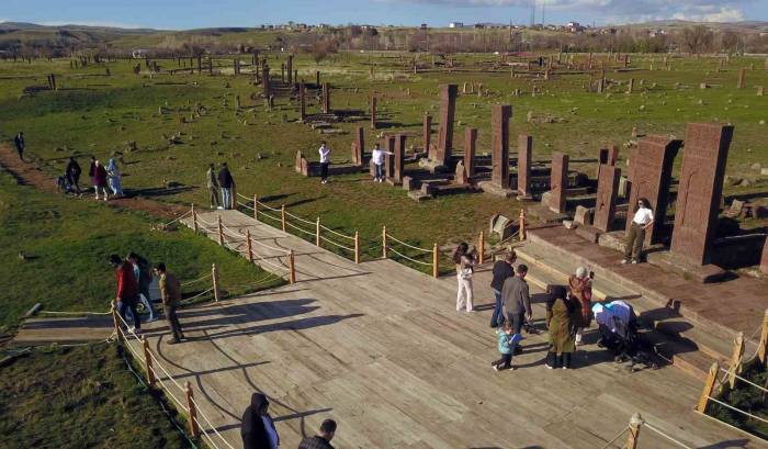 Dünyanın En Büyük Tarihi İslam Mezarlığında Bayram Yoğunluğu