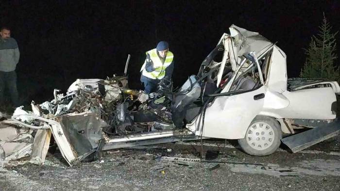 Otomobil Kamyona Arkadan Çarptı: 2 Ölü