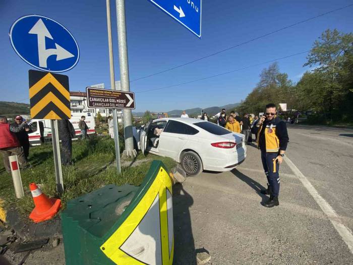 Zonguldak’ta Direksiyon Hakimiyetini Kaybeden Sürücü Direğe Çarptı