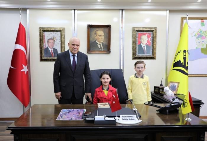 Çocuklardan Başkan Pekmezci’ye 23 Nisan Ziyareti