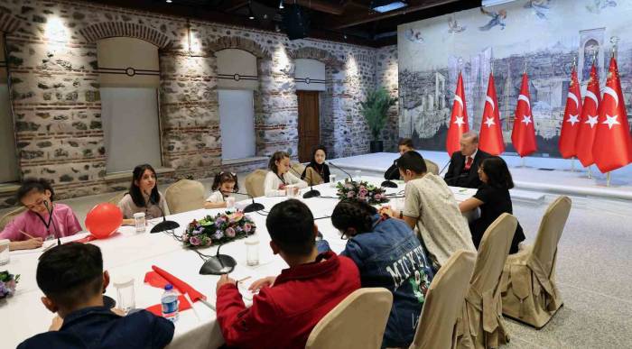 Cumhurbaşkanı Erdoğan Dolmabahçe Ofisi’nde Depremzede Çocukları Kabul Etti