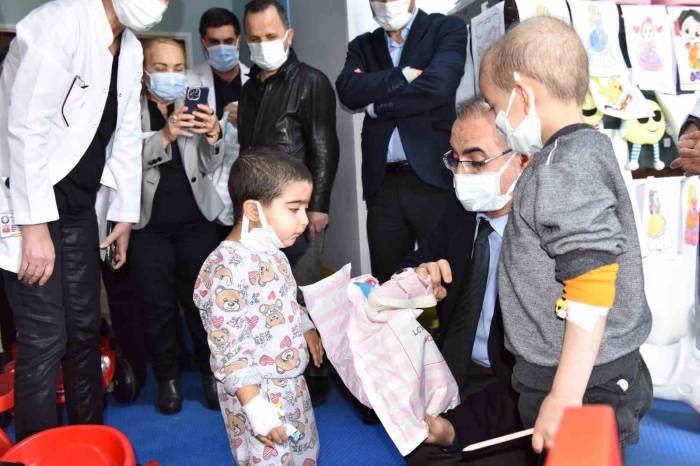 Diyarbakır’da Hastanede Tedavi Gören Çocukların Çifte Bayramı Kutlandı