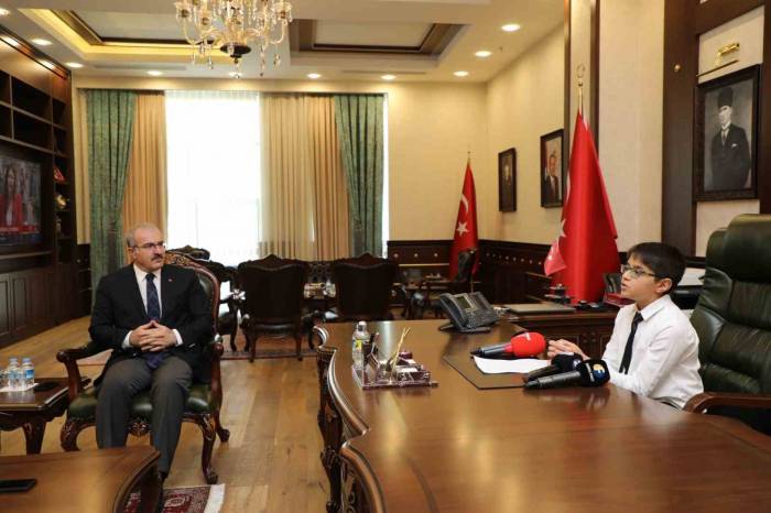 Valilik Koltuğuna Oturdu, “ Mahallere Kütüphaneler Kuracağım”