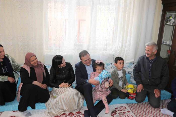 Vali Akbıyık Şehit Aileleri Ve Depremzedelerin Bayramını Kutladı