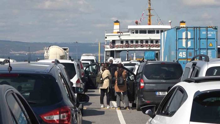 Topçular İskelesi’nde Bayram Tatili Dönüşü Yoğunluk Yaşanıyor