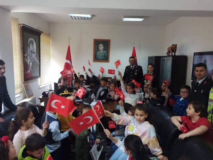 Çocuklar 23 Nisan’da Jandarmayı Tanıdı