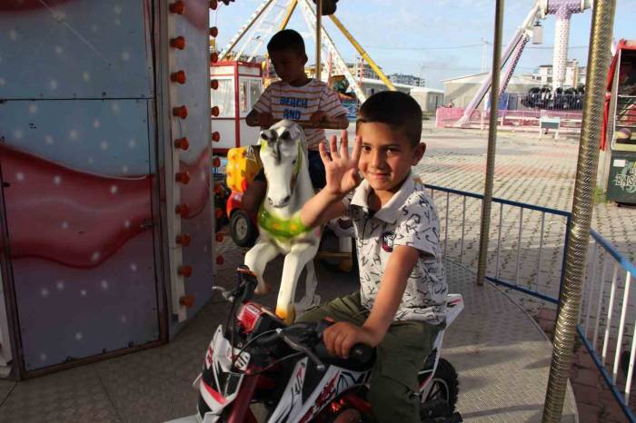 Hatay’da Lunapark Çocukların Yüzlerini Güldürdü