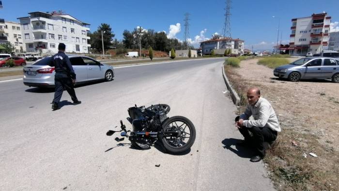 Karşı Şeride Geçen Otomobilin Çarptığı Motosiklette Ölümden Döndüler: 2 Yaralı