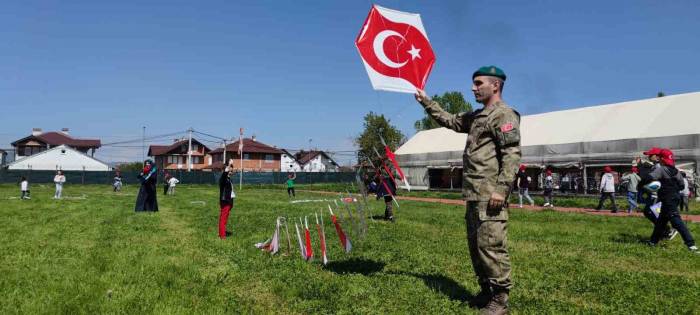 Mehmetçik Kosova’daki 23 Nisan Kutlamalarında Çocuklarla Oyunlar Oynadı