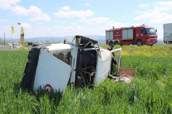 Çanakkale’de Araç Tarlaya Uçtu; 3 Kişi Yaralandı