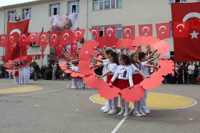 Sinop’ta Minik Öğrencilerden 23 Nisan Gösterileri