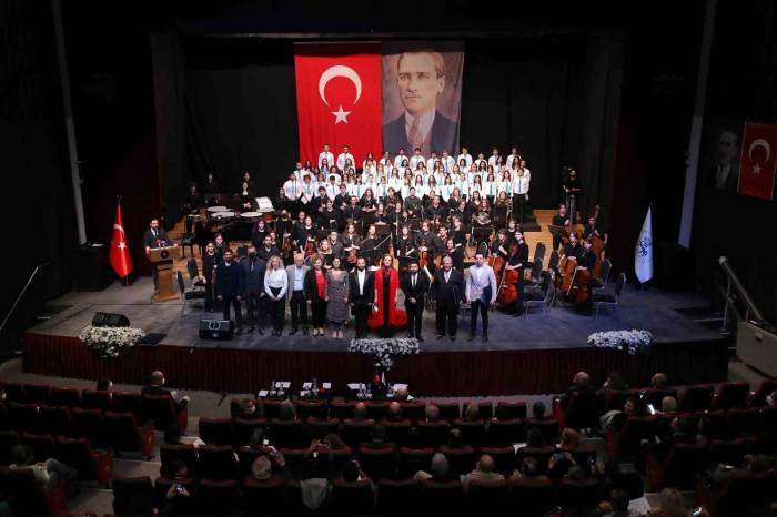 Dokuz Eylül’ün Kutlu Gün Marşına Büyük İlgi