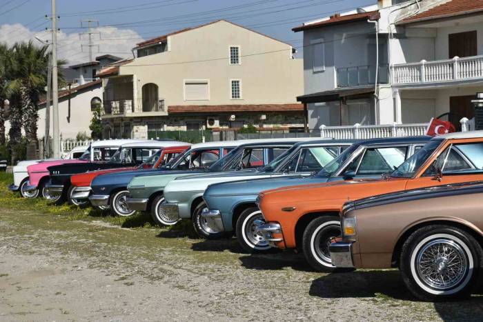Urla’da ’klasik Otomobiller’ Göz Kamaştırdı