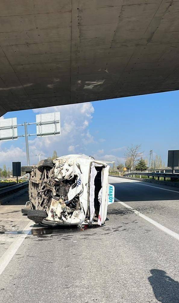 Devrilen Minibüste 4 Kişi Yaralandı