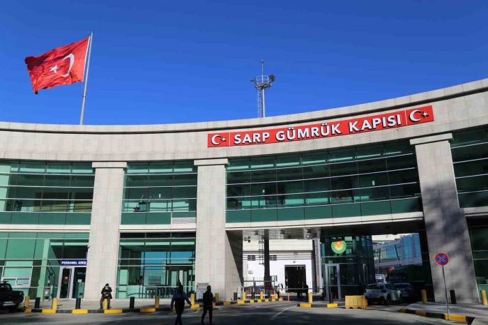 Bayram Tatilinde Sarp Sınır Kapısı’nda Turizm Yoğunluğu Yaşandı