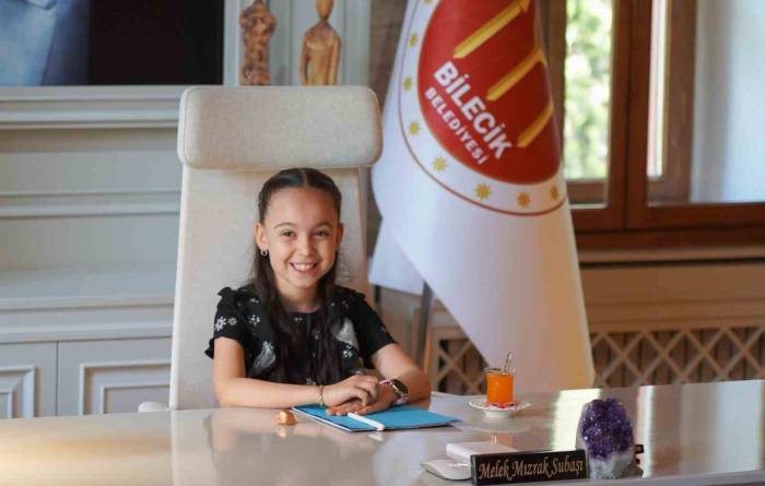 Belediye Başkan V. Subaşı Koltuğunu Öğrencilere Teslim Etti